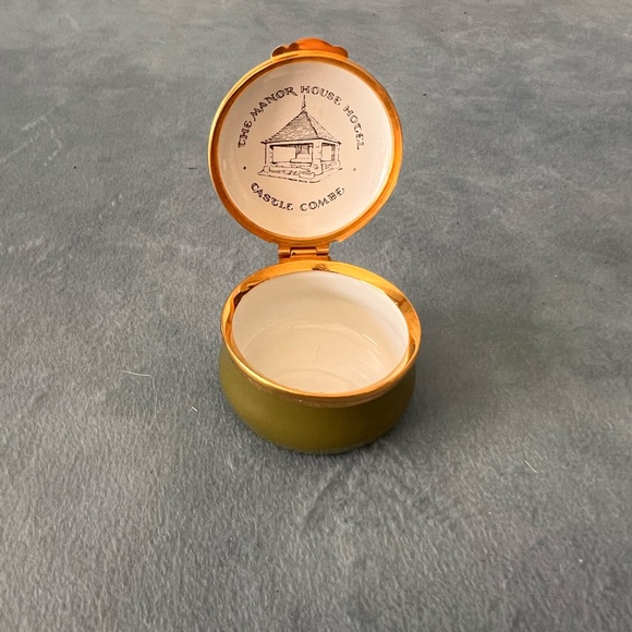 Vintage, made in England, Green and gold tone pill box - Picture 5 of 5